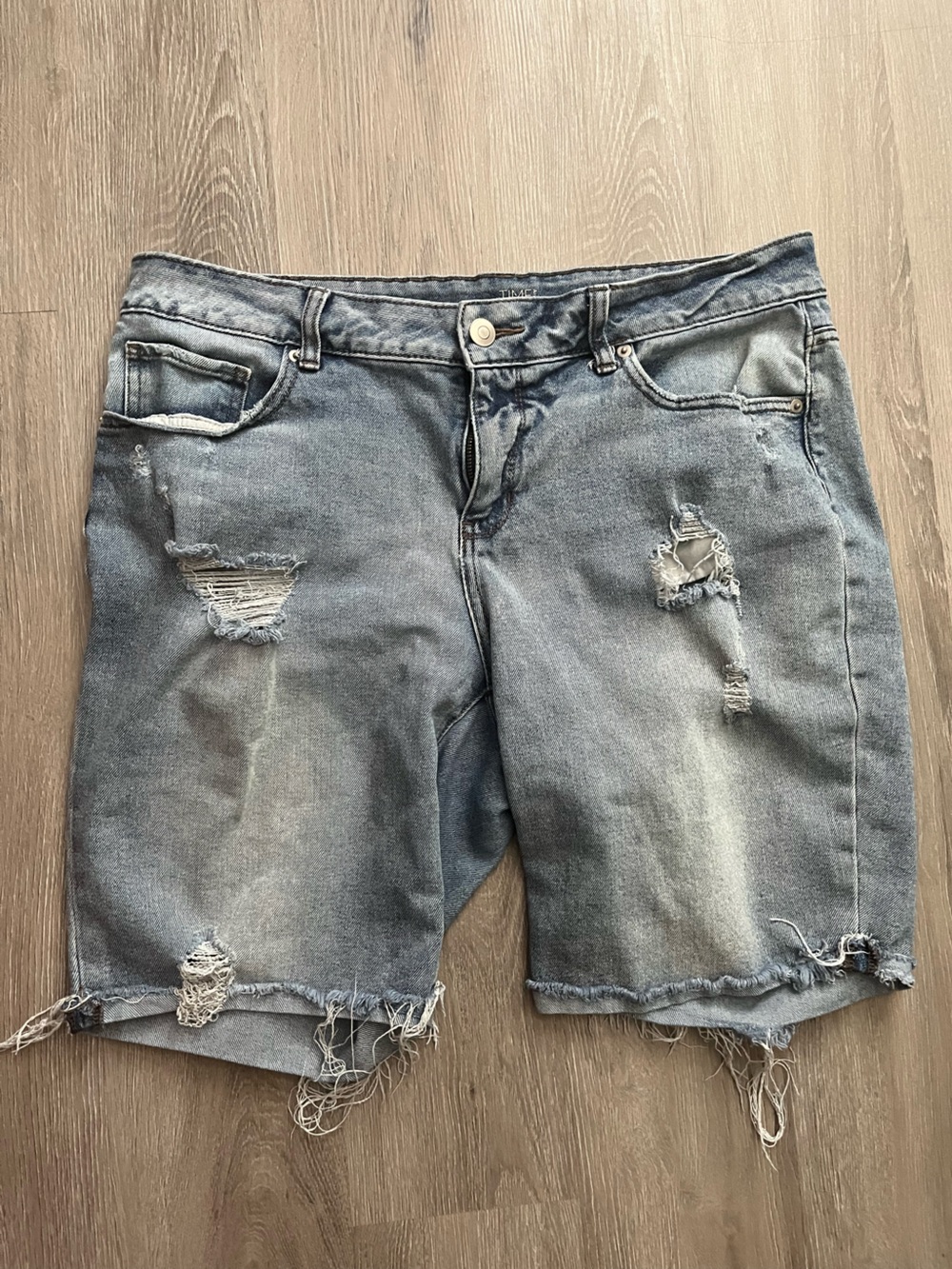 Time and Tru Light Women’s Blue Denim Shorts Size 16